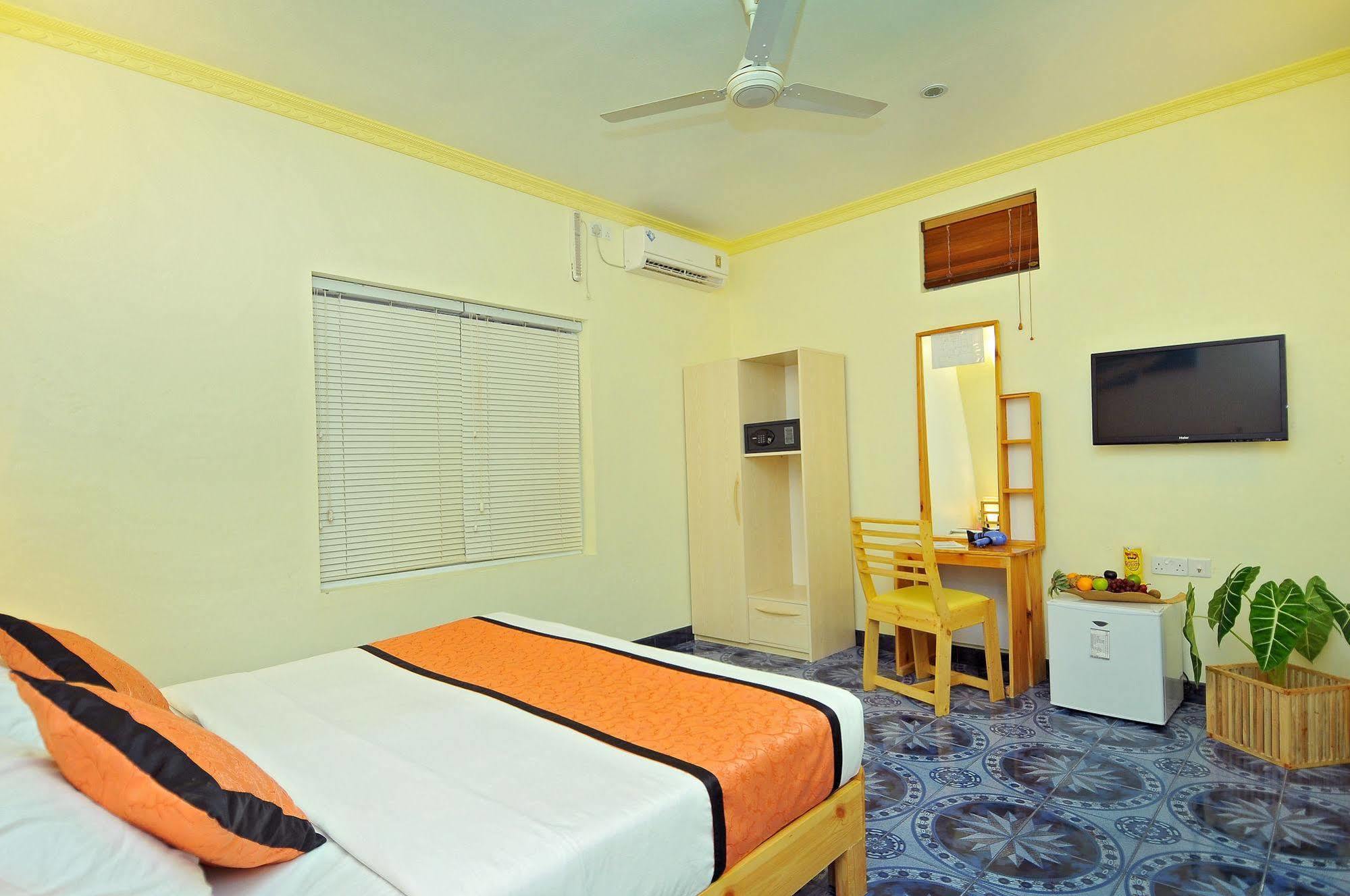 Arena Lodge Sky Maafushi Exterior photo